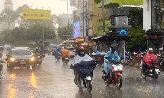 Mưa lớn trút xuống TPHCM sáng sớm, nhiều người không kịp trở tay