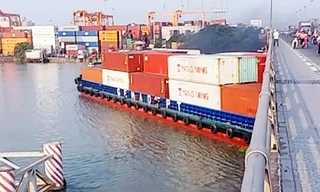 Họp khẩn để xử lý vụ sà lan 4.600 tấn va vào chân cầu Đồng Nai