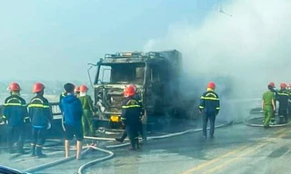 Đang di chuyển, xe tải bốc cháy dữ dội ở Hà Nam