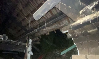 Đá nặng 3 tấn lăn từ núi cao vào nhà làm 1 người tử vong