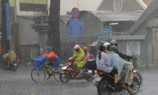TPHCM lại mưa như trút, giao thông hỗn loạn
