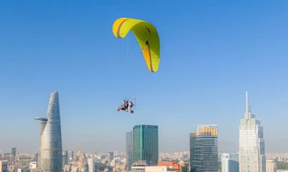 Chi 3 triệu đồng bay dù lượn động cơ, lơ lửng ngắm TP.HCM ngày đầu năm