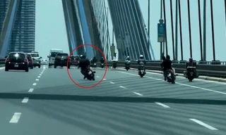 2 xe máy đánh võng như 'rang lạc' trên cầu Nhật Tân gây bức xúc