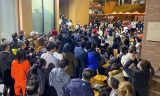 Hà Nội: Hàng nghìn người trắng đêm xếp hàng mua hồ sơ vào lớp 1 cho con