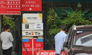 Hà Nội: Nhiều điểm bán treo biển hết xăng, đang sửa chữa