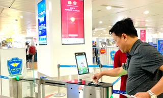 Hành khách làm thủ tục bay ở Nội Bài bằng CCCD gắn chip thế nào?