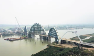 Nhìn gần công trường bắc cầu vòm thép cao nhất Việt Nam trên sông Đuống