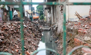 Mương thoát nước đen kịt, bốc mùi giữa khu dân cư