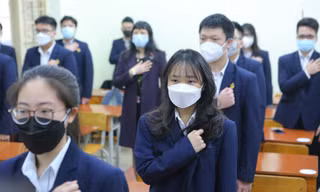 Theo chân học sinh lớp 12 ở Hà Nội trở lại trường