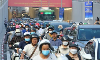 Hầm chui Lê Văn Lương vừa thông xe đã ùn ứ kéo dài