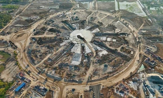 Bay trên đại công trường thi công Trung tâm hội chợ triển lãm quốc gia mới