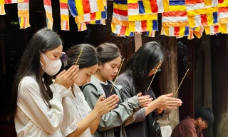 Sĩ tử Hà Nội lên chùa Đậu cầu may trước kỳ thi vào lớp 10