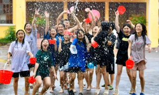 Rộn ràng Tết cổ truyền Bunpimay của học sinh Lào tại Hà Nội