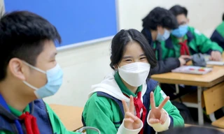 Học sinh Hà Nội hân hoan trong ngày đầu trở lại trường học trực tiếp