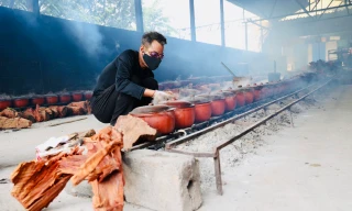 Làng Vũ Đại rực lửa vụ Tết, đeo kính bơi kho cá thâu đêm 