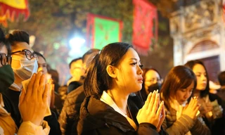 Người dân nườm nượp đi lễ phủ Tây Hồ sau thời khắc giao thừa