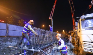 Cận cảnh công nhân xuyên đêm thi công đẩy nhanh tiến độ nút giao thông Âu Cơ - Xuân Diệu - Nghi Tàm