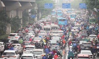 Nồm ẩm, trời mù kèm mưa khiến giao thông Hà Nội rối loạn