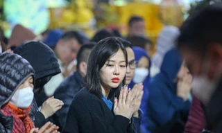 Người dân ngồi chật kín chùa Phúc Khánh để dâng sao giải hạn trong đêm