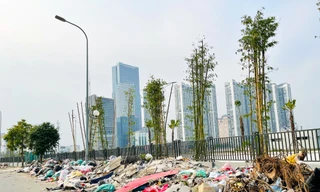 Kinh hoàng rác thải vây kín con đường mới mở ở Hà Nội