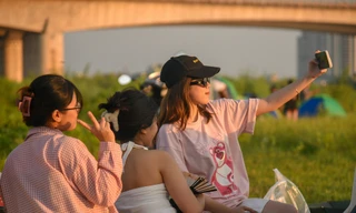 Giới trẻ đổ về chân cầu Vĩnh Tuy cắm trại, chờ 'săn' hoàng hôn trên sông Hồng