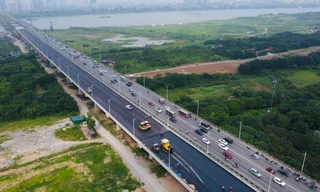 Hàng trăm công nhân đội nắng, trải thảm nhựa thi công cầu Vĩnh Tuy giai đoạn 2