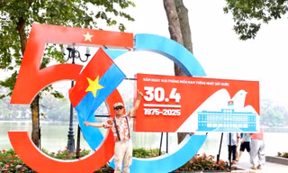 Hà Nội trang hoàng rực rỡ chào mừng kỷ niệm Ngày Thống nhất đất nước 30/4