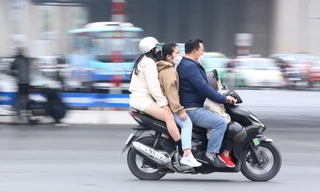 Nhiều người dân Thủ đô du xuân 'ngại' đội mũ bảo hiểm