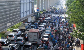 Trong buổi sáng 6/9, lực lượng chức năng tại các chốt kiểm soát tuyên truyền nhắc nhở người tham gia giao thông về việc chuẩn bị giấy đi đường theo quy định mới.