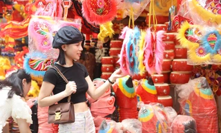 Rực rỡ sắc màu Trung thu sớm trên phố Hàng Mã