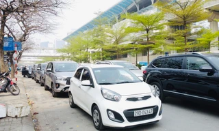 Hà Nội: Vật vã xếp hàng, bốc số chờ đăng kiểm ô tô