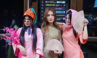 'Nàng thơ' đội nón lá, chít khăn mỏ quạ tạo dáng chụp ảnh ở phố cổ Hà Nội