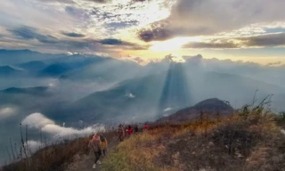 Săn mây giữa khung cảnh 'thần tiên' trên đỉnh núi Lảo Thẩn - Y Tý