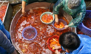 Chợ cá Yên Sở rực sắc đỏ, nhộn nhịp trước ngày cúng ông Công - ông Táo