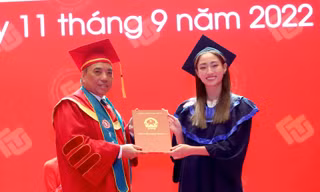 Hoa hậu Lương Thuỳ Linh rạng rỡ nhận bằng tốt nghiệp xuất sắc ĐH Ngoại Thương