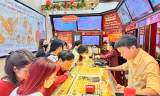 Lấy số, đặt sổ, đổ xô mua vàng vía Thần tài 
