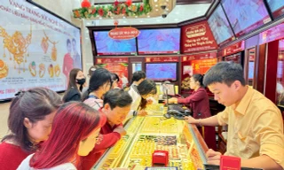 Lấy số, đặt sổ, đổ xô mua vàng vía Thần tài 