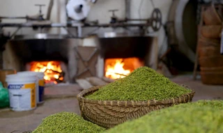 Làng nghề Mễ Trì lại 'đỏ lửa' suốt ngày đêm làm đặc sản cốm vào mùa thu 