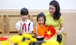 Lễ khai giảng online khó quên, học sinh chào cờ qua màn hình phẳng 