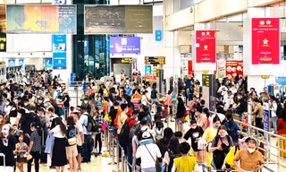 Sân bay Nội Bài nườm nượp khách trong ngày đầu nghỉ lễ