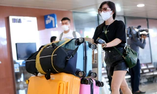 Thoát 'cách ly tập trung', hành khách hân hoan khi xuống sân bay Nội Bài về thẳng nhà