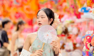 Người Hà Nội 'lên đồ' đi chơi Trung thu sớm trên phố Hàng Mã