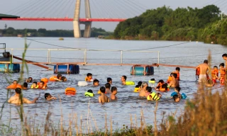 Nắng nóng gay gắt, người Hà Nội đổ xô ra sông Hồng ‘giải nhiệt’ bất chấp nguy hiểm