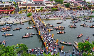 Nhìn khác lạ từ trên cao phố cổ Hội An chật kín người trong dịp nghỉ lễ