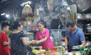 Người dân Thủ đô tất bật đi chợ mua sắm đón Tết Đoan Ngọ từ sáng sớm