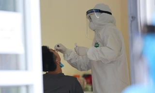 Mục kích xét nghiệm nhanh COVID-19 ở Cầu Giấy