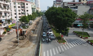 Hình ảnh công nhân xén vỉa hè để mở rộng lòng đường Trần Đăng Ninh