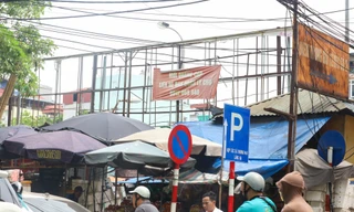 Hà Nội xuất hiện nhan nhản biển quảng cáo trơ khung sắt, tiềm ẩn nhiều nguy hiểm, gây mất mỹ quan