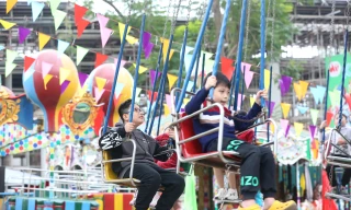 Công viên Thủ Lệ thu hút khách ngày mùng 2 Tết