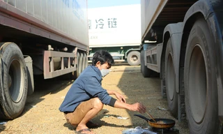 Hàng dài container nằm im chờ thông quan, tài xế 'ăn bờ, ngủ bụi’ lo ắc quy hỏng